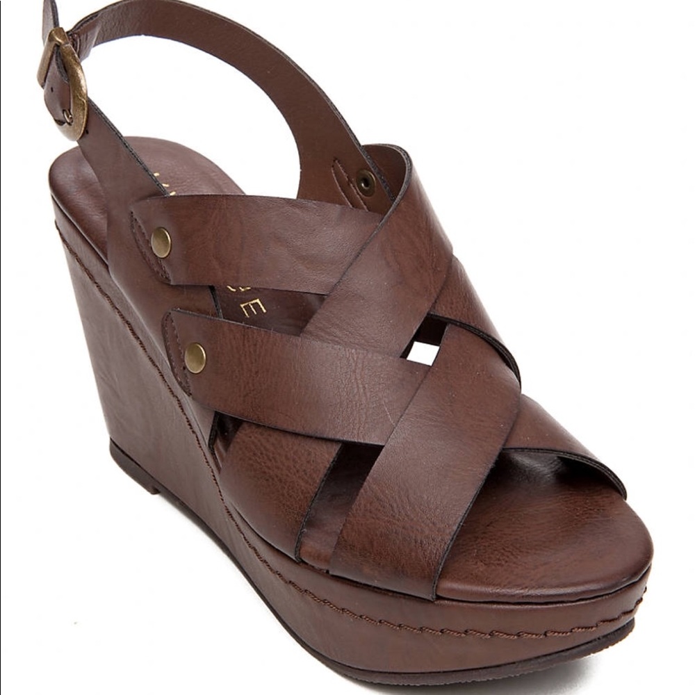So cute and comfortable brown wedges! Size 9.5 EUC